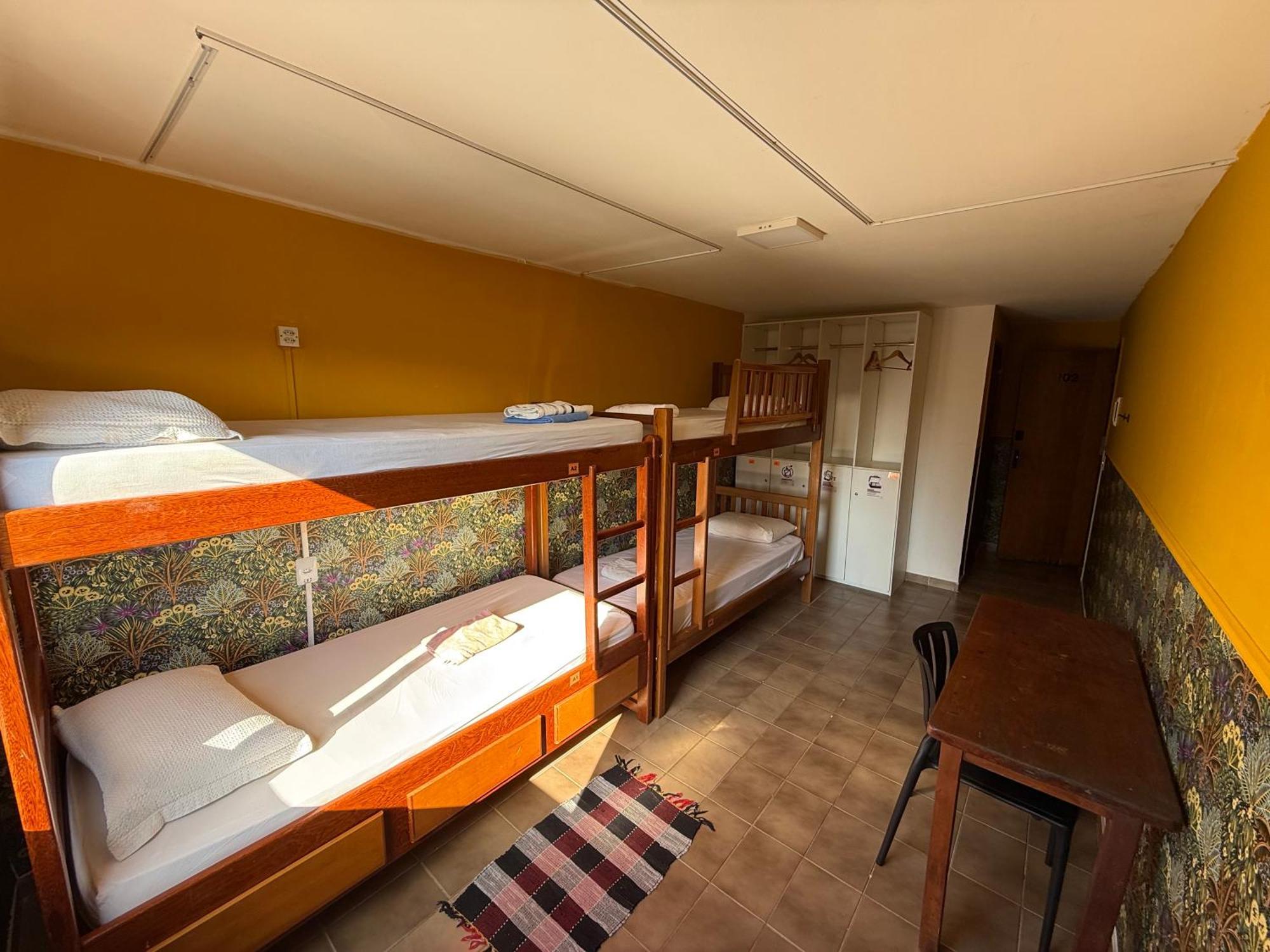Cama Individual em Dormitório Masculino com Banheiro Compartilhado